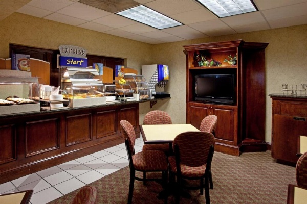 Lexington Inn and Suites image 3