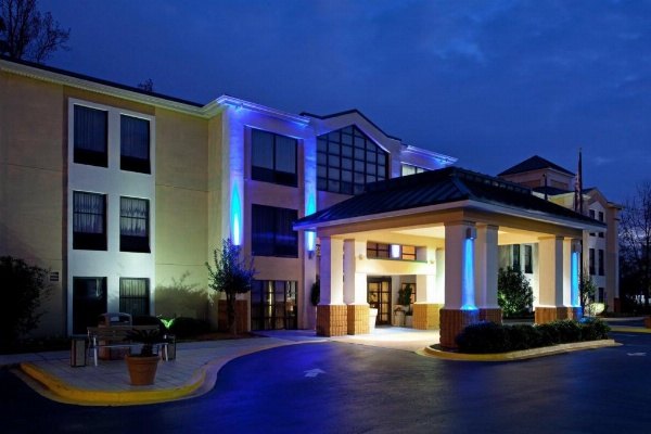 Lexington Inn and Suites image 6