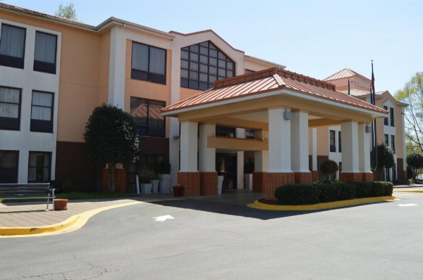 Lexington Inn and Suites image 8